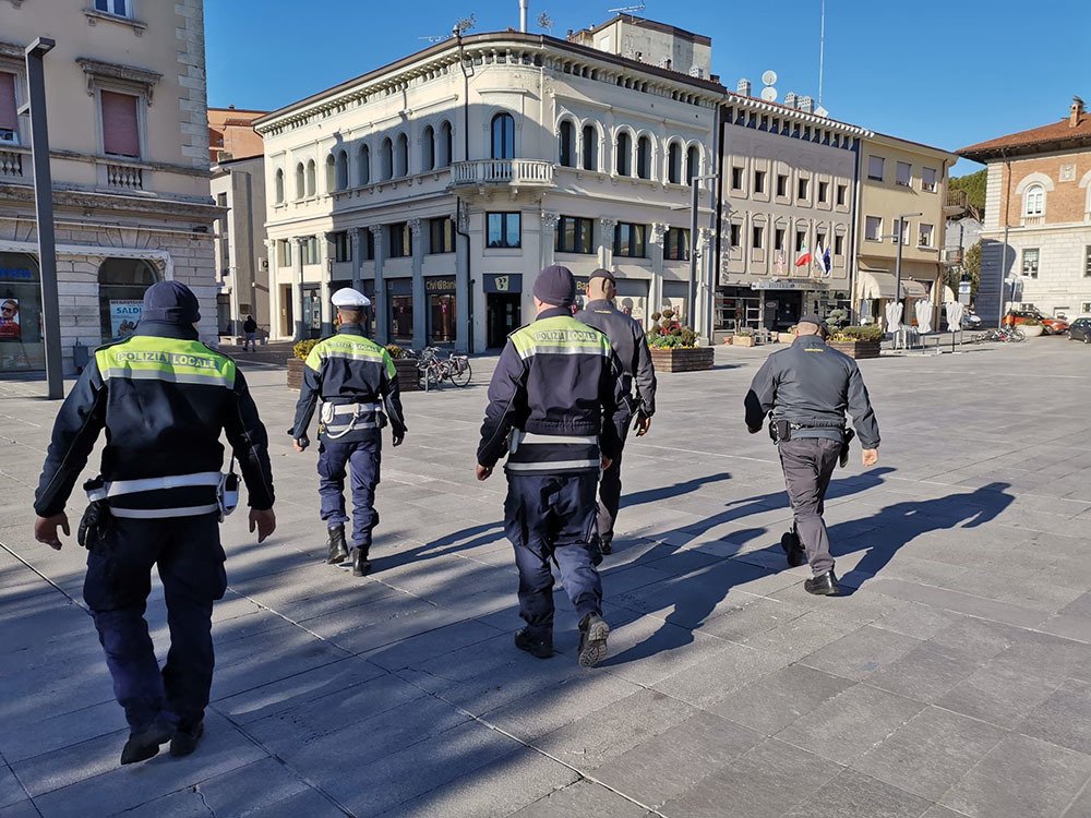 Immagine per Monfalcone, sequestrati al mercato settimanale 2500 capi di abbigliamento non conformi 